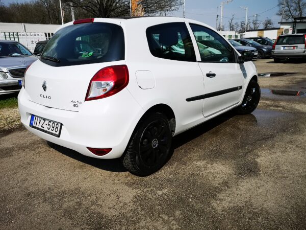 Renault Clio 1.5 dCi Expression - Image 11